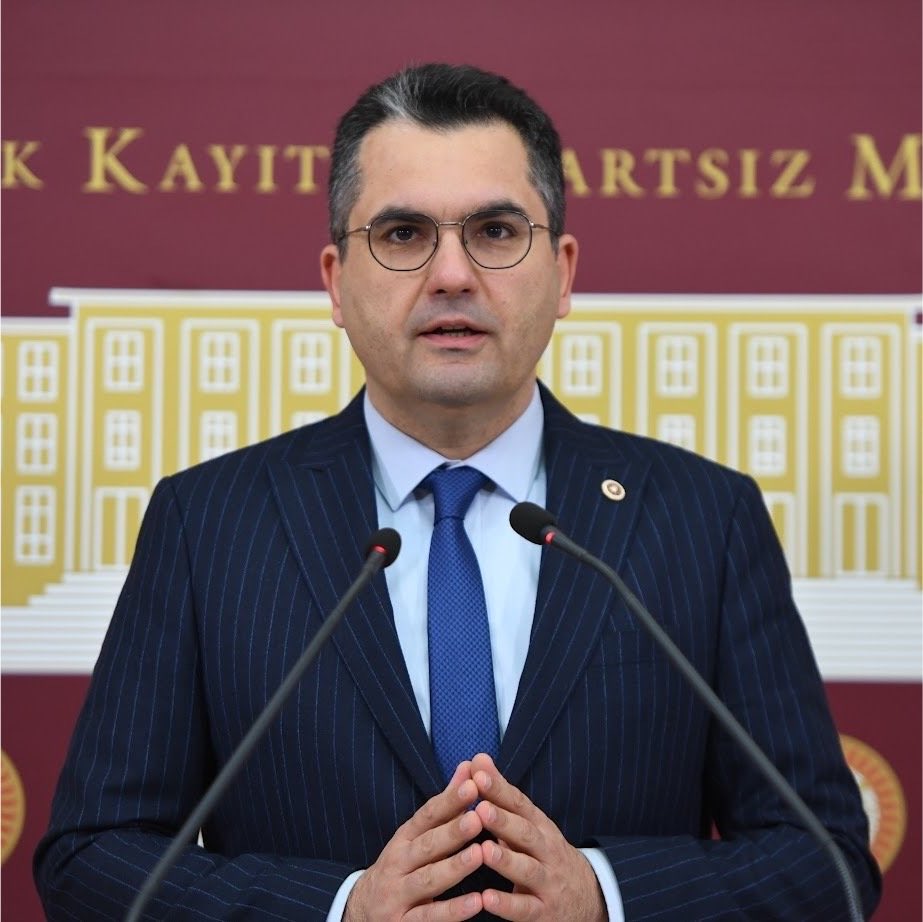 vukuathaberx's tweet photo. İYİ Partili Burak Dalgın'dan TRT'ye tepki:

"Vergilerimizden milyarlarca TL alan 'kamu yayıncısı' TRT, TBMM'nin tarihi oturumunu yayınlamıyor.

 Ne yapsalar boş…" https://t.co/bVnjGYBUNC