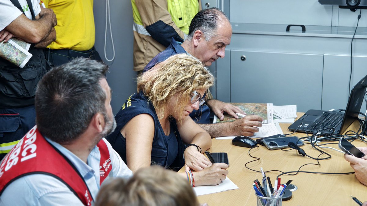 pilarbernabe's tweet photo. Productivo trabajo esta noche en el #IFTírig. Gracias a los vecinos y vecinas de Catí por una evacuación rápida y ejemplar. La @guardiacivil sigue vigilando el municipio y sus casas.

Las próximas horas son decisivas. Se prevén tormentas en Castellón y Valencia con viento fuerte y errático, y con riesgo extremo de incendios.