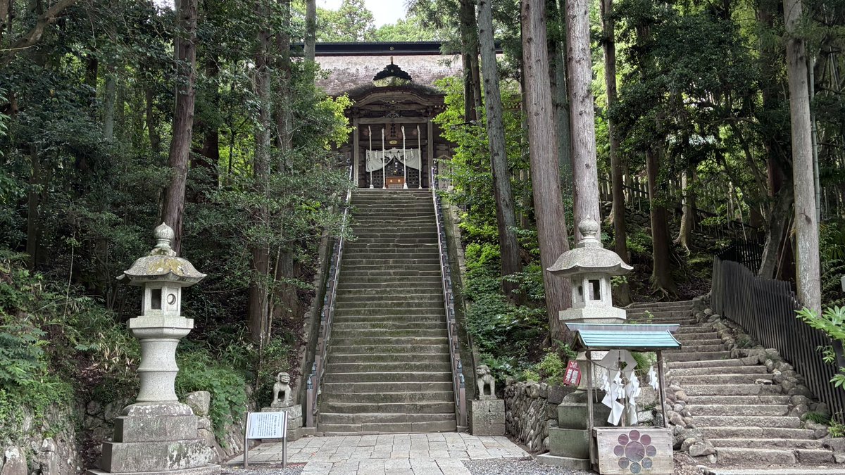 studentTravel52's tweet photo. 相馬で下車しました。後続列車1時間の間に、相馬中村神社へ行きました。相馬野馬追に縁があるため、境内の至る所に馬がいました。とても落ち着いた雰囲気の場所で良かったです。ひぐらしが夏を感じさせる、、、。 https://t.co/LIdzNEIkgr