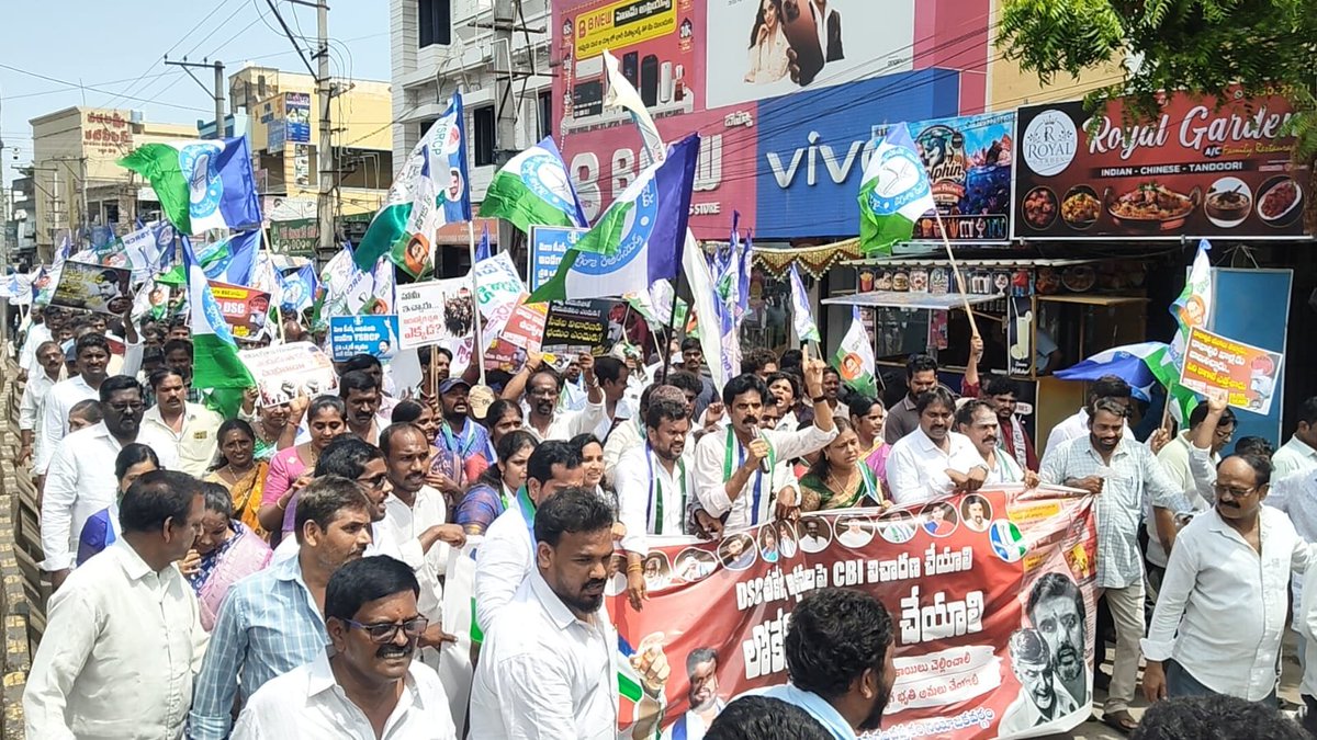 we_ysrcp's tweet photo. *10.08.2026*
*రామచంద్రపురం*

*డీఎస్సీ అక్రమాలపై రామచంద్రపురంలో గర్జించిన వైఎస్సార్‌సీపీ – విద్యాశాఖ మంత్రి లోకేష్ రాజీనామాకు డిమాండ్*

విద్యార్థుల ఫీజు రీయింబర్స్‌మెంట్ బకాయిలను వెంటనే విడుదల చేయాలని, డీఎస్సీ నియామకాల్లో జరిగిన అక్రమాలు, అవకతవకలపై సమగ్ర విచారణ జరిపి అర్హులైన అభ్యర్థులకు న్యాయం చేయాలని డిమాండ్ చేస్తూ వైఎస్సార్ కాంగ్రెస్ పార్టీ ఆధ్వర్యంలో రామచంద్రపురంలో భారీ నిరసన ర్యాలీ నిర్వహించారు.

పార్టీ అధ్యక్షులు శ్రీ వై.ఎస్. జగన్మోహన్ రెడ్డి గారి పిలుపు మేరకు, *రామచంద్రపురం నియోజకవర్గ వైఎస్సార్‌సీపీ ఇన్‌చార్జ్ శ్రీ పిల్లి సూర్యప్రకాష్ గారి ఆధ్వర్యంలో* వైఎస్సార్‌సీపీ కార్యాలయం నుంచి రాజగోపాల్ సెంటర్ వరకు భారీ ర్యాలీ నిర్వహించారు. “డీఎస్సీ అక్రమాలపై విచారణ జరపాలి – విద్యాశాఖ మంత్రి నారా లోకేష్ రాజీనామా చేయాలి” అంటూ నాయకులు, కార్యకర్తలు, యువత, విద్యార్థులు పెద్ద ఎత్తున నినాదాలు చేస్తూ ప్రభుత్వ తీరుపై తీవ్ర నిరసన వ్యక్తం చేశారు.

ఈ సందర్భంగా శ్రీ పిల్లి సూర్యప్రకాష్ గారు మీడియాతో మాట్లాడుతూ, డీఎస్సీ నియామకాలపై వస్తున్న ఆరోపణలు, అభ్యర్థుల్లో నెలకొన్న ఆందోళనలకు ప్రభుత్వం సమాధానం చెప్పాలని డిమాండ్ చేశారు. విద్యార్థులు, నిరుద్యోగ యువత భవిష్యత్తుతో ప్రభుత్వం చెలగాటమాడకూడదని, డీఎస్సీ ప్రక్రియలో జరిగిన అక్రమాలపై నిష్పక్షపాతంగా సమగ్ర విచారణ జరిపి బాధ్యులపై కఠిన చర్యలు తీసుకోవాలని అన్నారు.

విద్యార్థులు, నిరుద్యోగ యువతకు న్యాయం చేయడంలో విఫలమైన విద్యాశాఖ మంత్రి నారా లోకేష్ తక్షణమే తన పదవికి రాజీనామా చేయాలని పిల్లి సూర్యప్రకాష్ గారు డిమాండ్ చేశారు. ఫీజు రీయింబర్స్‌మెంట్ బకాయిలను వెంటనే విడుదల చేయాలని, డీఎస్సీ అభ్యర్థులకు న్యాయం జరిగే వరకు వైఎస్సార్ కాంగ్రెస్ పార్టీ విద్యార్థులు, నిరుద్యోగుల పక్షాన నిరంతరం పోరాటం కొనసాగిస్తుందని స్పష్టం చేశారు.

వైఎస్సార్ కాంగ్రెస్ పార్టీ కార్యాలయం
రామచంద్రపురం