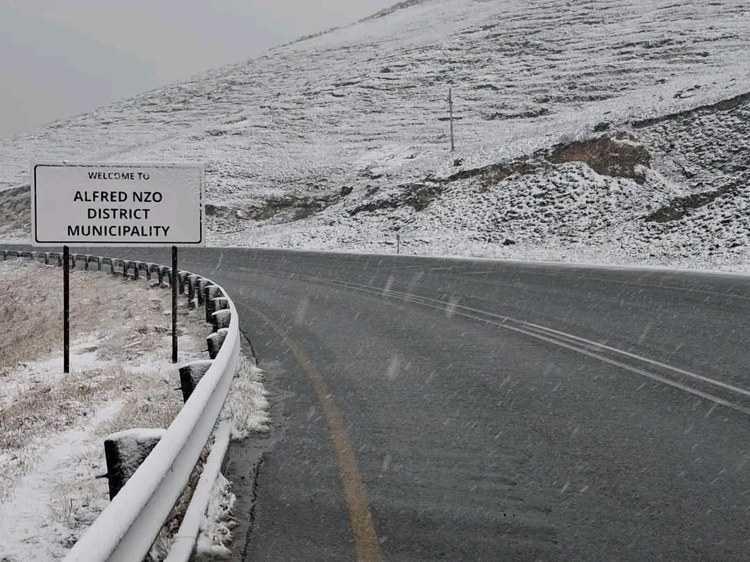 buffalo_insider's tweet photo. ❄️ SNOW UPDATE: More snowfall has been reported across parts of the Alfred Nzo District Municipality. Motorists are urged to drive with extreme caution as road conditions may become hazardous. Authorities continue to monitor the situation and road users. https://t.co/jKk9v5rjos