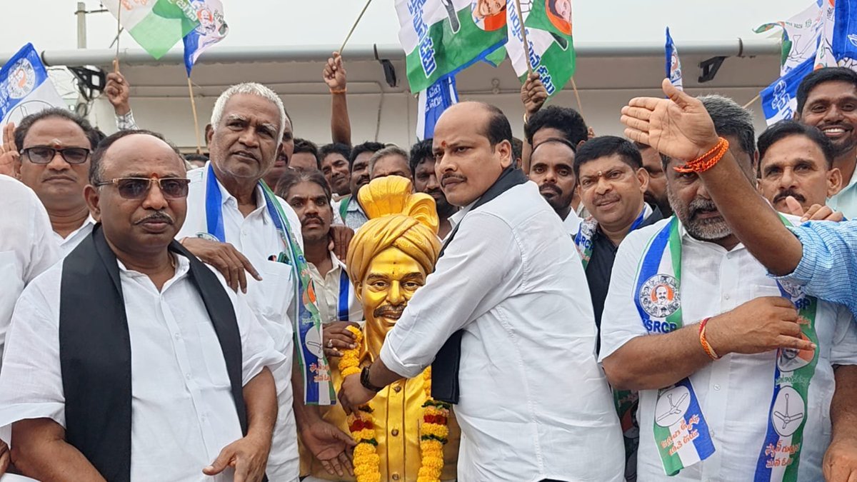 we_ysrcp's tweet photo. విజయనగరం జిల్లా, రాజాం అసెంబ్లీ..

- రాజాంలో నిరసన ర్యాలీ పై పోలీసుల ఉక్కు పాదం,
- వైఎస్ఆర్సిపి కార్యకర్తల అష్టదిగ్బంధం,
 - రాజాం పట్టణంలో అన్ని కూడళ్ళలో భారీ ఎత్తుగా పోలీసుల మోహరింపు,కర్ఫ్యూను తలపించిన పోలీసుల వైఖరి.
-భారీ ఎత్తున తరలివచ్చి వస్తున్న కార్యకర్తలను ఎక్కడకక్కడే నిలువరించిన పోలీసులు,
 
- రాజాం అసెంబ్లీ నియోజకవర్గ ఇంచార్జ్ డా.రాజేష్ తలేను గృహనిర్బంధం చేసేందుకు ప్రయత్నించిన పోలీసులు,
-రాజాం అసెంబ్లీ పార్టీ కార్యాలయానికి వస్తున్న కార్యకర్తలను అడ్డుకున్న పోలీసులు.

- పలుచోట్ల బారికేట్లు ఏర్పాటు చేసి తనిఖీలు చేపట్టిన పోలీసులు,

- పోలీసులను ప్రతిఘటించి కార్యాలయానికి చేరుకున్న వందలాదిమంది కార్యకర్తలు,పార్టీ కార్యాలయం నుండి ర్యాలీగా బయలుదేరిన డా.రాజేష్ తలే కార్యకర్తలు.
 
పోలీసులు వైసీపీ నాయకుల మధ్య తోపులాట, డీఎస్సీ పై సిబిఐ దర్యాప్తు చేయాలని .. లోకేష్ రాజీనామా చేయాలని స్లొగన్స్..

_*ప్రజాస్వామ్యానికి చీకటిరోజు: డా. రాజేష్ తలే.*_

వైయస్సార్సీపీ జాతీయ అధ్యక్షులు మాజీ ముఖ్యమంత్రి *శ్రీ వైయస్ జగన్మోహన్ రెడ్డి గారి* ఆదేశాల మేరకు మెగా డీఎస్సీలో జరిగిన అక్రమాలపై సిబిఐ దర్యాప్తు నిర్వహించాలని బాధ్యుడైన విద్యాశాఖ మంత్రి నారా లోకేష్ రాజీనామా చేయాలని, ఫీజు రియంబర్స్మెంట్ నిధులు వెంటనే విడుదల చేయాలని నిరుద్యోగ భృతి చెల్లించాలని డిమాండ్ చేస్తూ సోమవారం వైఎస్ఆర్సిపి రాజాం అసెంబ్లీ నియోజకవర్గ ఇన్చార్జి *డా.రాజేష్ తలే* గారి ఆధ్వర్యంలో నిర్వహించిన నిరసన ర్యాలీ సందర్భంగా తీవ్ర ఉద్రిక్తత పరిస్థితులు నెలకొన్నాయి.రాజాం అసెంబ్లీ పార్టీ కార్యాలయం నుంచి ప్లకార్డులుతో నిరసన తెలియజేస్తూ కార్యకర్తలంతా ర్యాలీగా బయలుదేరారు. ఈ సందర్భంగా పోలీసులు వైఎస్ఆర్సిపి నాయకులు మధ్య వివాదం చోటు చేసుకుంది.ఈ సందర్భంగా *డా. రాజేష్ తలే* మాట్లాడుతూ ప్రజాస్వామ్యంలో నిరసన తెలియజేసే హక్కు ప్రతి పౌరునికి ఉందని, పోలీసులు ఇలా అడ్డుకోవడం తగదని ప్రజాస్వామ్యంలో ఇది చీకటి రోజు అని అన్నారు.డీఎస్సీలో జరిగిన అక్రమాలపై నిగ్గు తేలే వరకు పోరాటం సాగిస్తామని స్పష్టం చేశారు.ఈ కార్యక్రమంలో నియోజకవర్గ పరిధిలో పాటు నాలుగు మండలాల వైఎస్ఆర్సిపి నాయకులు రాష్ట్ర జిల్లా నియోజకవర్గ మండల అనుబంధ విభాగాల నాయకులు ఎంపీపీలు జడ్పిటిసి సభ్యులు మండల పార్టీ అధ్యక్షులు బూత్ కమిటీ సభ్యులు వైఎస్ఆర్సిపి నాయకులు కార్యకర్తలు ప్రజాప్రతినిధులు పెద్ద ఎత్తున పాల్గొన్నారు.