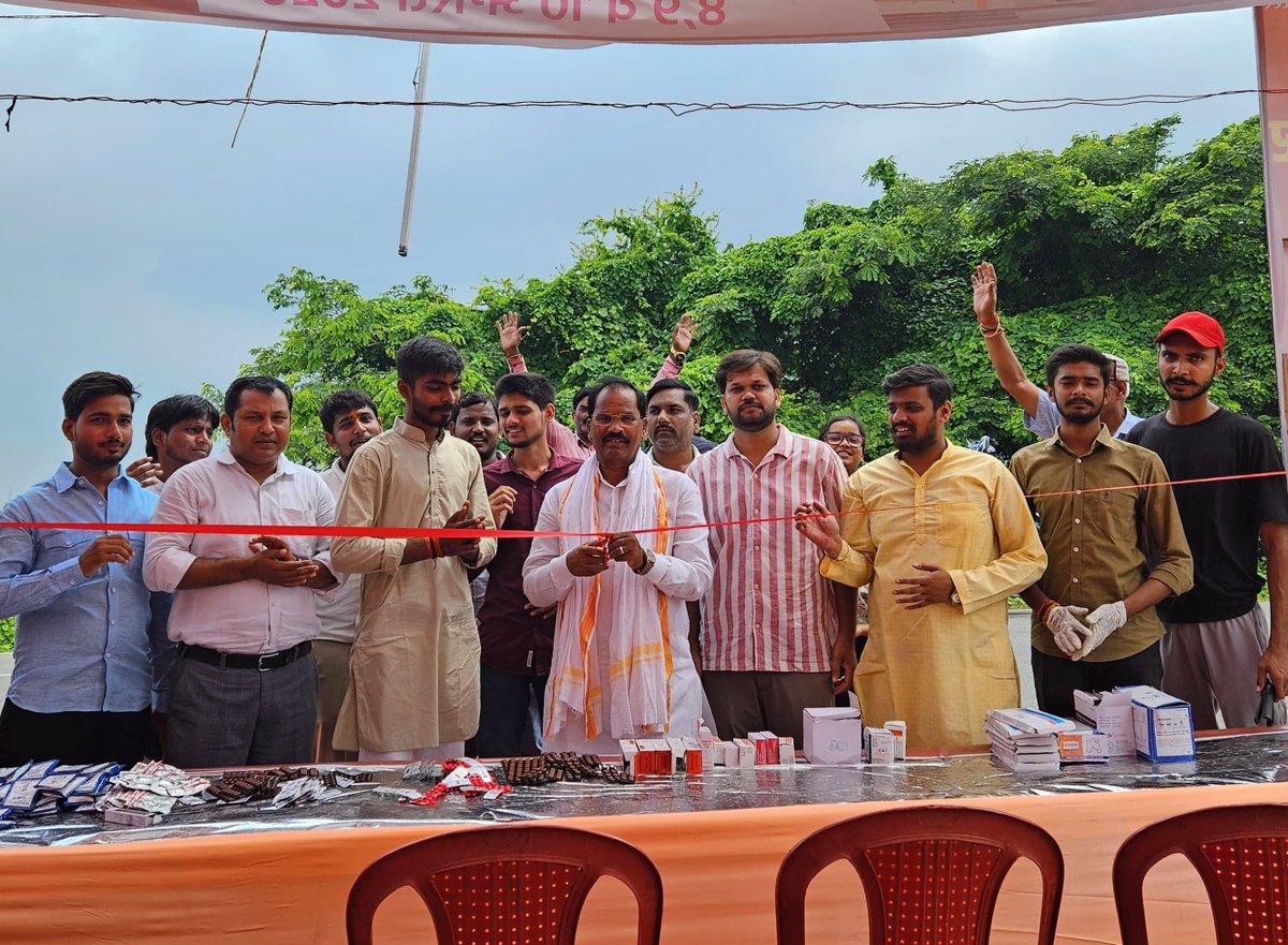 GorakshABVP's tweet photo. सेवार्थ विद्यार्थी, गोरक्ष प्रांत के बस्ती जिले द्वारा आयोजित तीन दिवसीय कांवड़ सेवा शिविर का शुभारंभ किया गया।
श्रद्धालु कांवड़ियों की सुविधा हेतु सेवा शिविर में निःशुल्क दवाइयों, शीतल पेयजल एवं विश्राम की समुचित व्यवस्था की गई है।
#ABVPGoraksh https://t.co/ghhKAkI11B