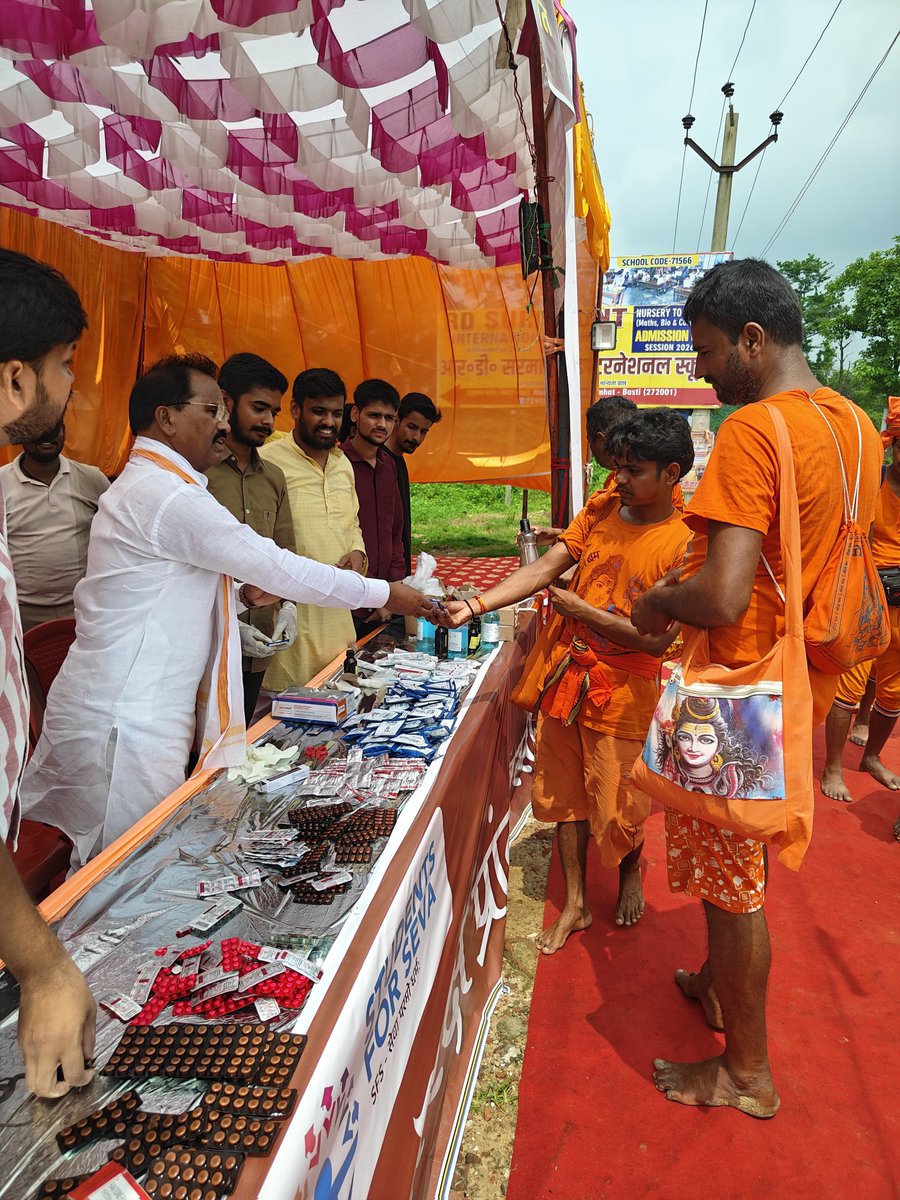 GorakshABVP's tweet photo. सेवार्थ विद्यार्थी, गोरक्ष प्रांत के बस्ती जिले द्वारा आयोजित तीन दिवसीय कांवड़ सेवा शिविर का शुभारंभ किया गया।
श्रद्धालु कांवड़ियों की सुविधा हेतु सेवा शिविर में निःशुल्क दवाइयों, शीतल पेयजल एवं विश्राम की समुचित व्यवस्था की गई है।
#ABVPGoraksh https://t.co/ghhKAkI11B