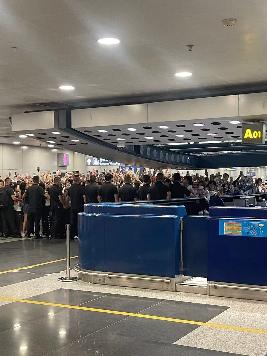 noworries_'s tweet photo. the fans waiting for jisoo at pek airport. https://t.co/eAVNwnD4Ps