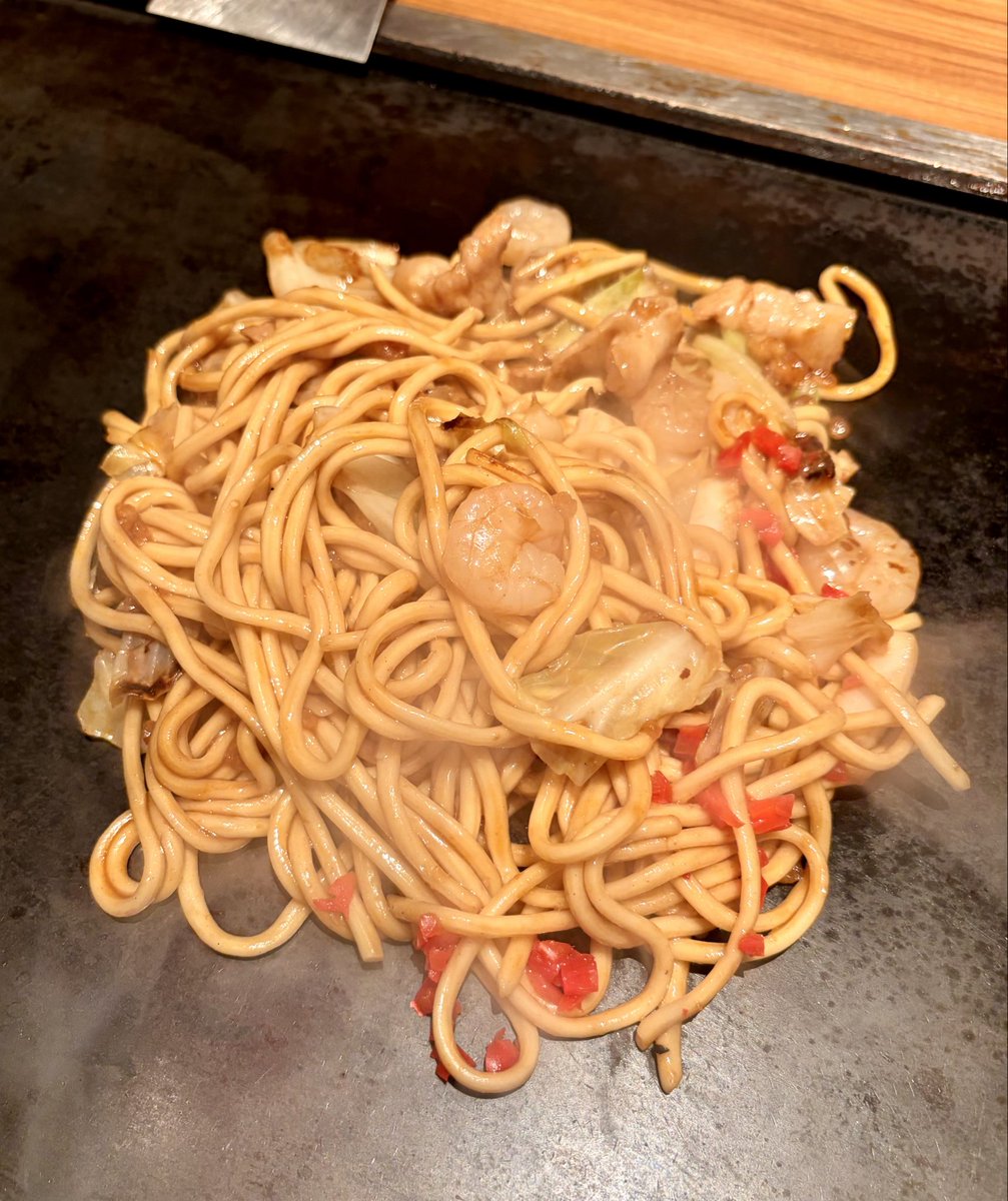 mollifier's tweet photo. 焼きそば。鉄板ジュージューおいしい！ https://t.co/KsstT0jQlb
