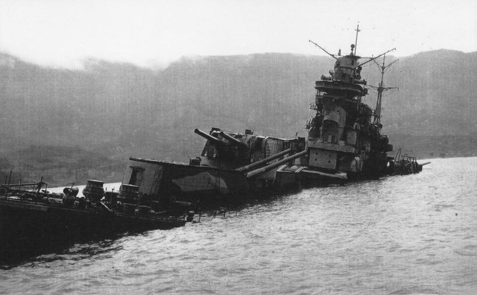 zbe67JSJOX73039's tweet photo. 海岸のこの岩、軍艦みたいでどっかで見たことある気がしてたけど大破着底した利根だった！！写真並べるとそっくりなのねん。 https://t.co/GWAKJx2RxN