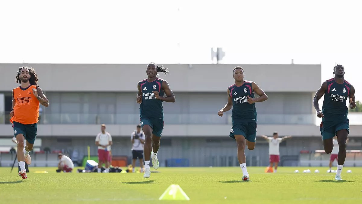 alvaro_esteban6's tweet photo. 🚨 Konaté, Cucurella, Diomande y Mbappé, bajo las órdenes de José Mourinho en Valdebebas.

@RMadridistaReal https://t.co/AZecuCmaz5