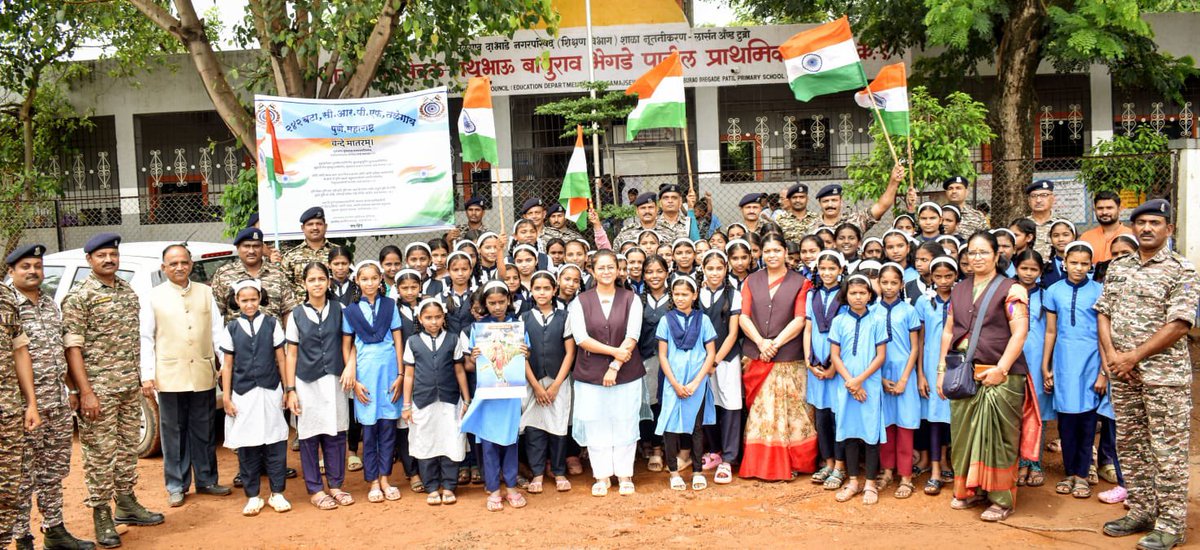 co242bncrpf's tweet photo. स्वतंत्रता दिवस समारोह-2026 के उपलक्ष्य में आज दिनांक 10.08.2026 को 242 बटालियन, सीआरपीएफ द्वारा थोर समाज सेवक स्कूल, क्रमांक-1,2,3 एवं 4, मारोती मंदिर चौक, तलेगांव दाभाडे के विद्यार्थियों के साथ मिलकर 'वंदे मातरम्' सामूहिक गायन कार्यक्रम का आयोजन किया गया। @WSCRPF2016 @crpfkks https://t.co/8GjmHFagMp