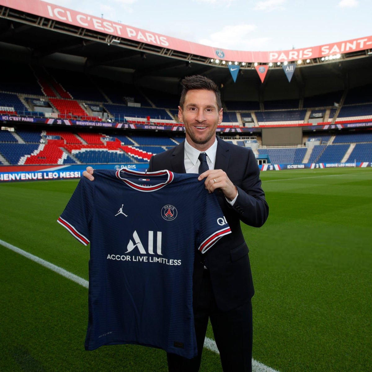 lnstantFoot's tweet photo. Il y a 5 ans jour pour jour, 𝗟𝗶𝗼𝗻𝗲𝗹 𝗠𝗲𝘀𝘀𝗶 𝘀𝗶𝗴𝗻𝗮𝗶𝘁 𝗮𝘂 𝗣𝗮𝗿𝗶𝘀 𝗦𝗮𝗶𝗻𝘁-𝗚𝗲𝗿𝗺𝗮𝗶𝗻. ❤️💙

Vous retenez quoi de son passage au PSG ? 🤔 https://t.co/JP7vFyibMV