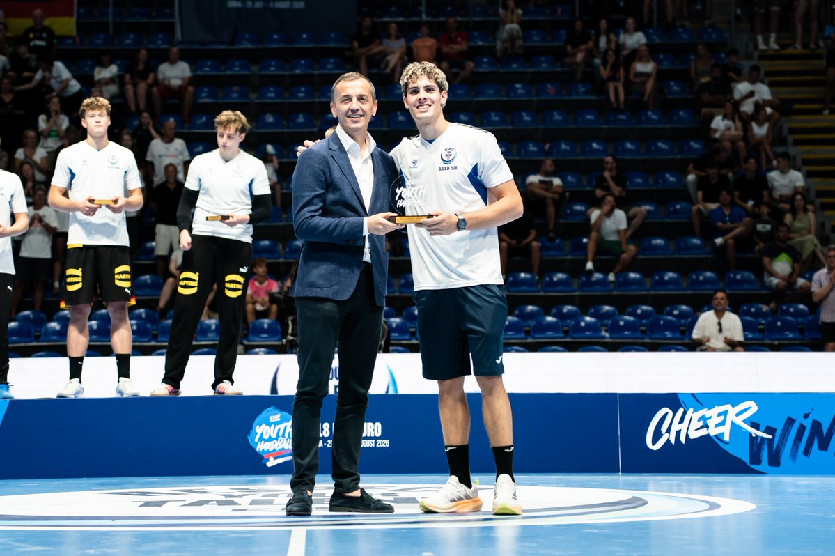RFEBalonmano's tweet photo. 🔥 ¡Adrián Sola, elegido 𝒎𝒆𝒋𝒐𝒓 𝒍𝒂𝒕𝒆𝒓𝒂𝒍 𝒅𝒆𝒓𝒆𝒄𝒉𝒐 del @EHFEURO!
🔝 El jugador de los #HispanosJuveniles🇪🇸, integrante del All-Star Team del torneo
📸 Dragana Stjepanovic / kolektiff
#⃣ #Balonmano #FollowTheFuture #ehfeuro2026 #behere https://t.co/p933yPyxNH