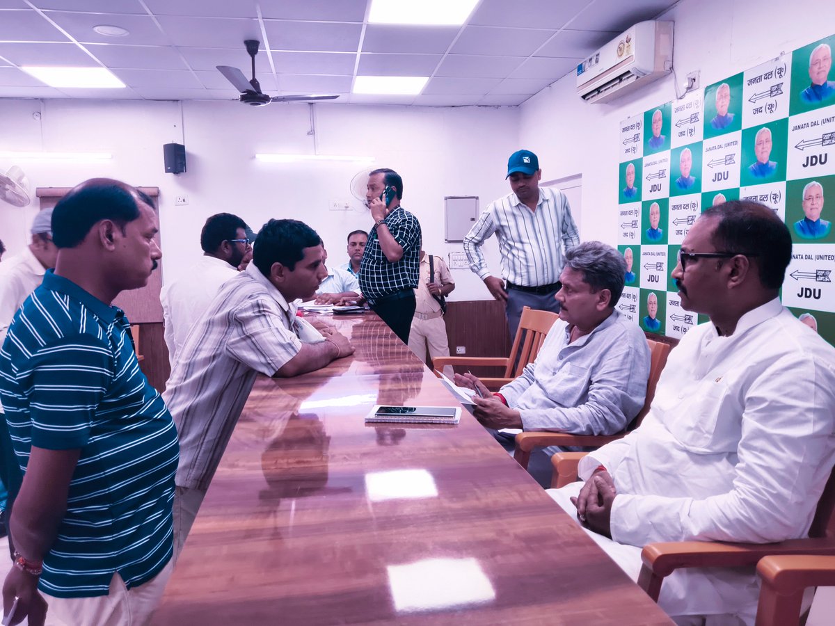 Jduonline's tweet photo. (1/2)
जनहित सुनिश्चित करना राज्य सरकार की सर्वोच्च प्राथमिकता है। माननीय श्री नीतीश कुमार जी की प्रेरणा से राज्य सरकार के मंत्रीगण निरंतर जनसुनवाई के माध्यम से आमजन की समस्याओं का समाधान कर रहे हैं।

सुशासन की इसी कड़ी आज जद (यू) प्रदेश कार्यालय में आयोजित जनसुनवाई कार्यक्रम में माननीय मंत्री श्री सुनील कुमार जी एवं माननीया मंत्री श्रीमती लेशी सिंह जी ने लोगों की समस्याएं सुनीं तथा उनके त्वरित निष्पादन के लिए संबंधित पदाधिकारियों को आवश्यक दिशा-निर्देश दिए।

इस अवसर पर प्रदेश महासचिव सह मुख्यालय प्रभारी श्री सुमित सिंह महतो जी भी उपस्थित रहे।

#Jansunwai #Bihar #JDU #JanataDalUnited