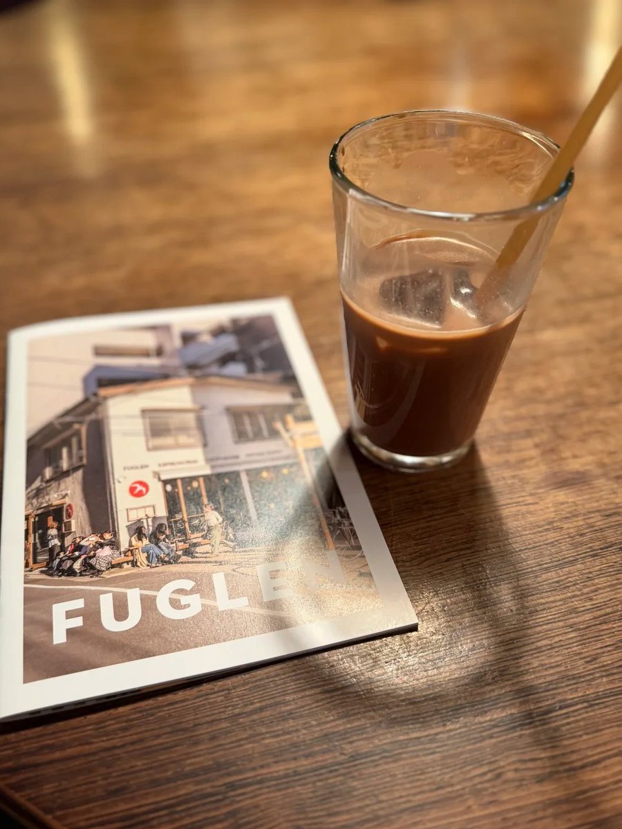 HttpsRvz's tweet photo. 代々木公園の近くでGoogleマップで場所を探せます☕ こじんまりしたカフェで、外にも席がいくつかあります。昼はカフェ、夜は小さなバーになっていて雰囲気がとてもいいです 店内の説明を読んだところ、ノルウェー発祥のカフェだそうで、コーヒーがとても美味しいです📷 #FUGLEN #コーヒー https://t.co/4x5iuUR6ur