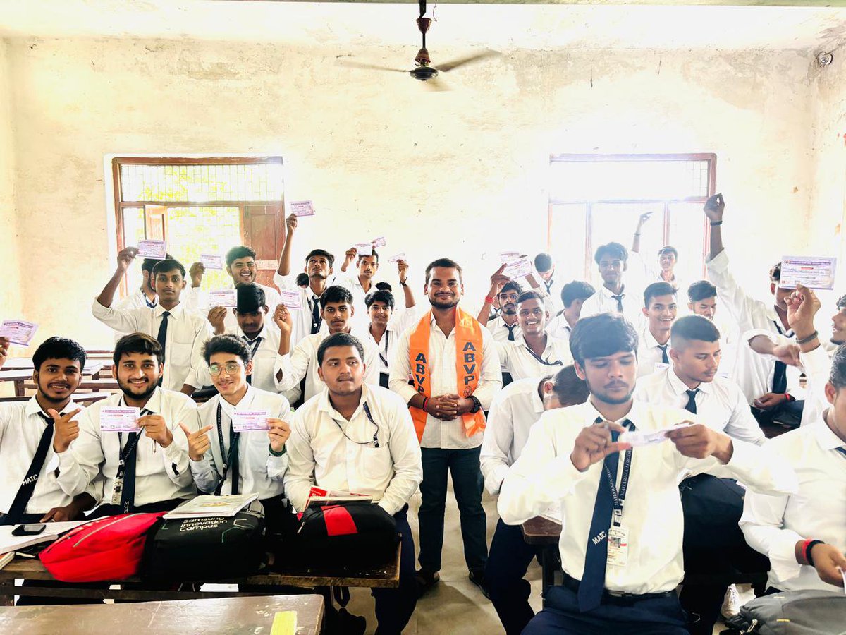 GorakshABVP's tweet photo. “जहाँ-जहाँ परिसर,वहाँ-वहाँ परिषद।”🚩
अभाविप देवरिया नगर  इकाई के कार्यकर्ताओं द्वारा महाराजा अग्रसेन इंटर कॉलेज में सदस्यता अभियान चलाया गया।

#MembershipDrive2K26
#ABVPDeoria
#ABVPGoraksh https://t.co/inBGjfqy67