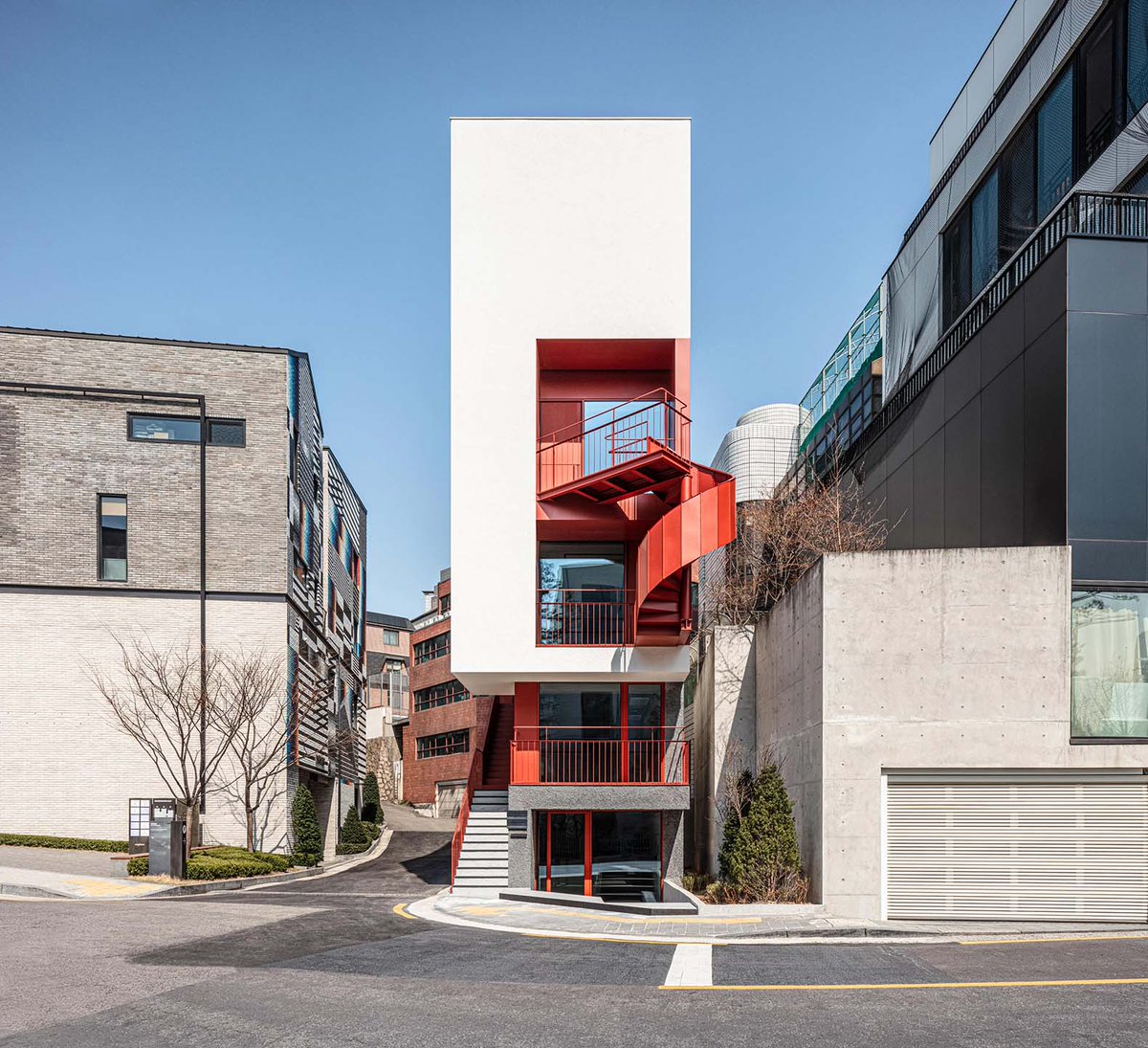 METALOCUS's tweet photo. Dos galeristas, la berlinesa Meyer Riegger y la parisina Galerie Jocelyn Wolff, encargaron al estudio de arquitectura coreano One O One Architects, dirigido por el arquitecto Choi Wook, la realización de la galería de arte Meyer Riegger Wolff en uno de los barrios más selectos de la capital coreana.
https://t.co/NJIu8RmhqC
An interesting art gallery. Hannam Place by One O One Architects
https://t.co/bsMc6VOmK3