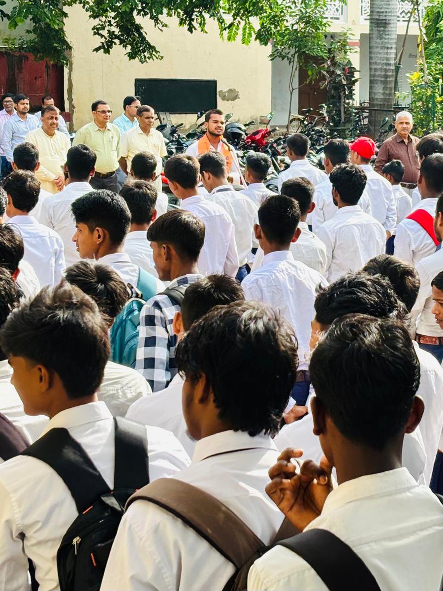 GorakshABVP's tweet photo. “जहाँ-जहाँ परिसर,वहाँ-वहाँ परिषद।”🚩
अभाविप देवरिया नगर  इकाई के कार्यकर्ताओं द्वारा महाराजा अग्रसेन इंटर कॉलेज में सदस्यता अभियान चलाया गया।

#MembershipDrive2K26
#ABVPDeoria
#ABVPGoraksh https://t.co/inBGjfqy67