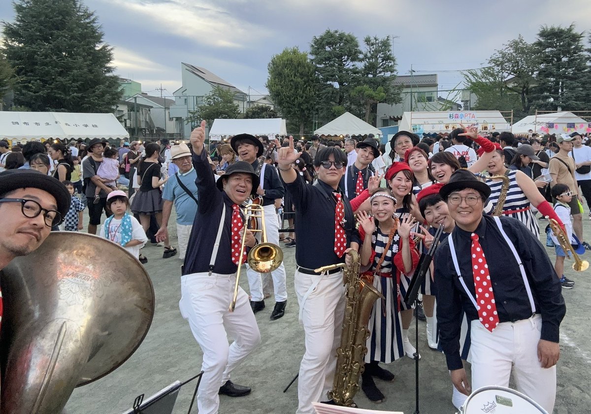 SwinginDevilsJr's tweet photo. 8/8(土)は、調布市の杉森地域納涼盆踊り大会で演奏してきました🎷🎺🎸🥁
大勢のお客様と共に過ごせた幸せな夏祭りの一夜でした!
今回はEmilyさんが和太鼓で出演し、櫓の上から華やかに盛り上げてくれました✨
パフォーマンスがカッコいいですね!
#Brasshonkers
#SDJR
#杉森地域納涼盆踊り大会 https://t.co/TjG2ngpl7l