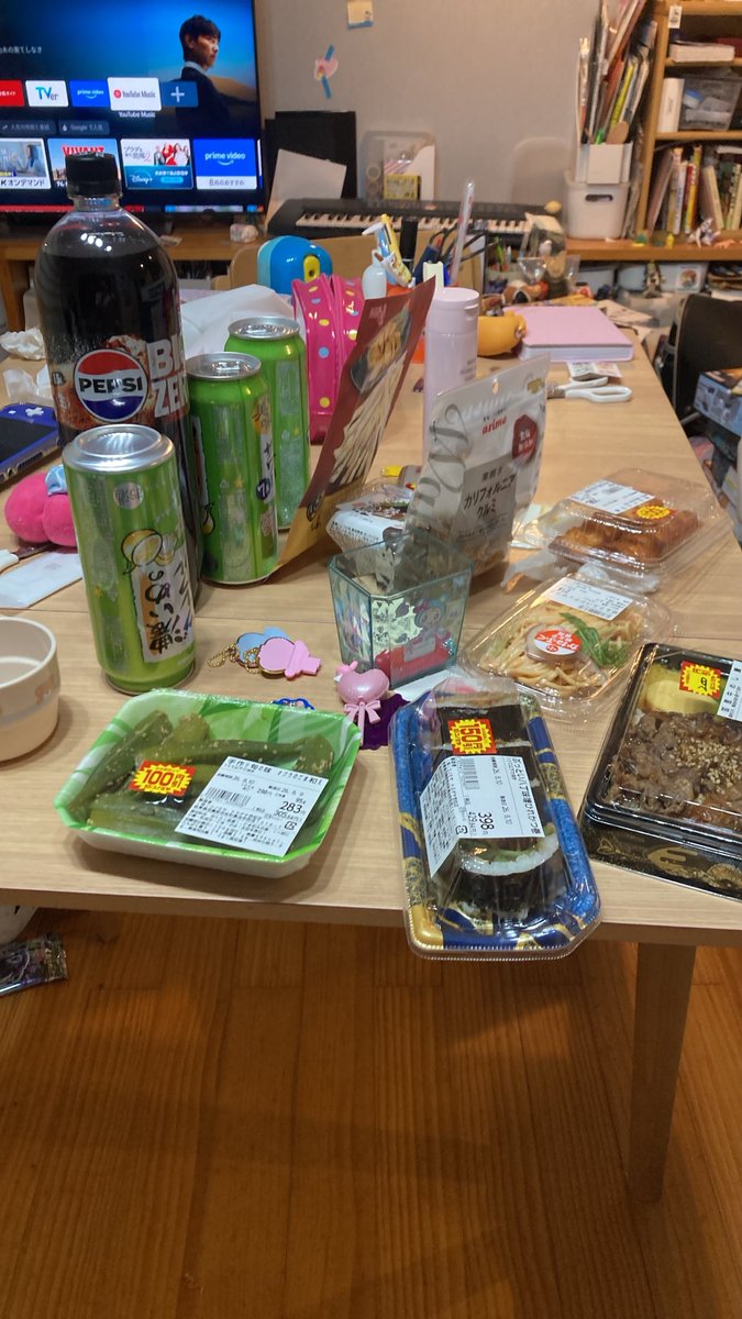 MISTALENGH's tweet photo. 汚部屋とヤケ飯と私 https://t.co/HpoUWfY00Y