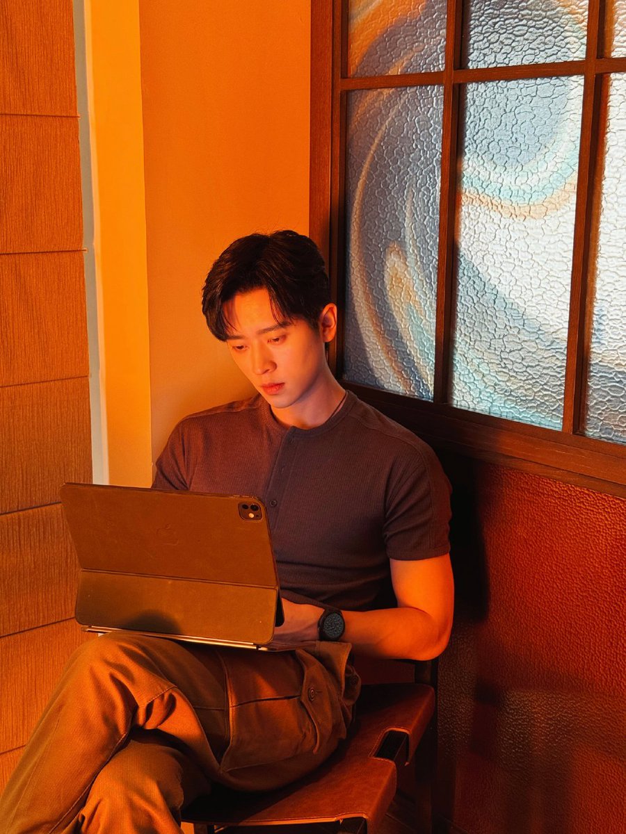 czhouye's tweet photo. HE IS SO UNSPEAKABLY DADDY HERE https://t.co/G2LA70j1Ci