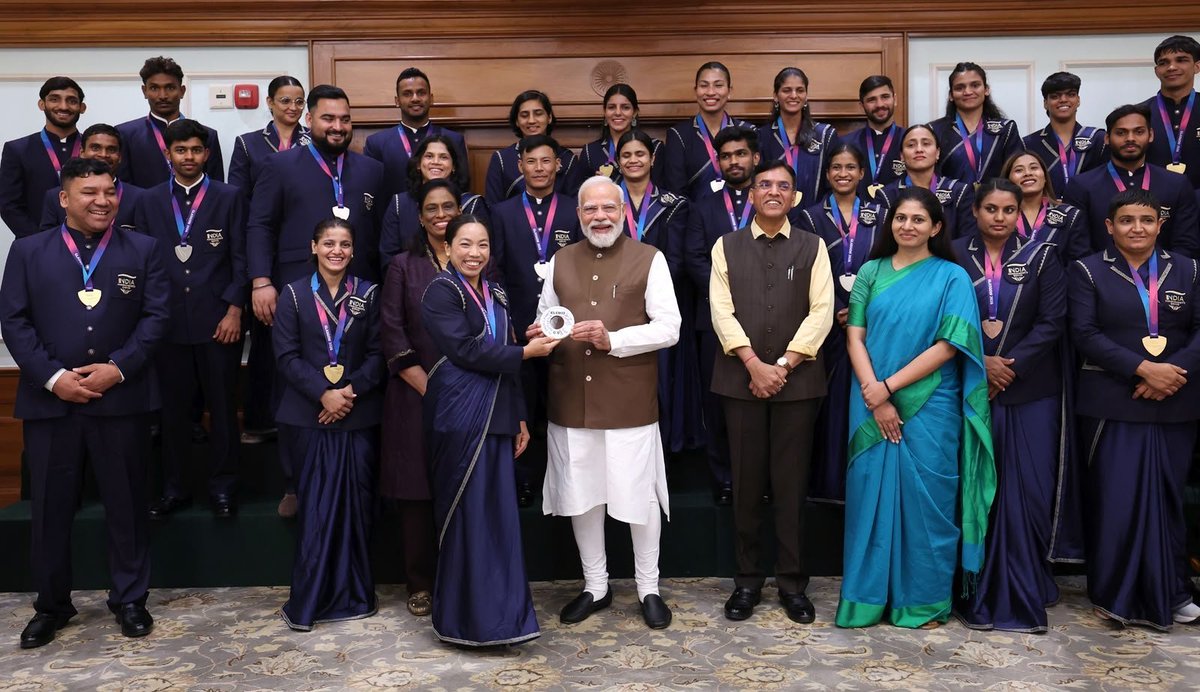 divyam_6801's tweet photo. 🚨PM MODI WITH INDIAN MEDAL WINNING ATHLETES🚨 https://t.co/8ydpc3NnjI