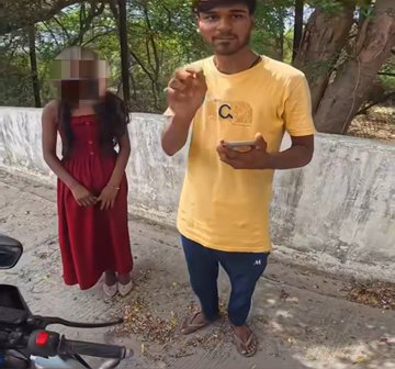 BitterTruth120's tweet photo. रैपिडो राइडर को मिला कोर्ट मैरिज में गवाही का ऑफर.

एक लड़के ने लड़की संग जाने के लिए रैपिडो बुक की। राइडर के मना करने पर लड़के ने ₹500 एक्सट्रा दिए। रास्ते में लड़के ने कहा, कोर्ट मैरिज में गवाह बन जाओ, ₹500 दूंगा।

राइडर ने कहा, "बाद में पड़ने वाले डंडों का कितना चार्ज दोगे?" https://t.co/QWCTXLap67