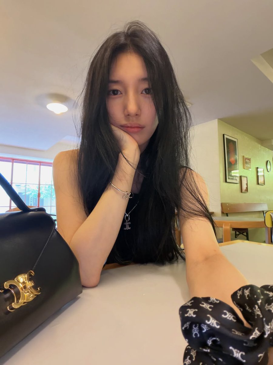 svlovedestinion's tweet photo. My girl embraces her bare face so confidently. We see her natural beauty just as much as we see her in full glam. 😭❤️ https://t.co/ZO3QwE6MnT