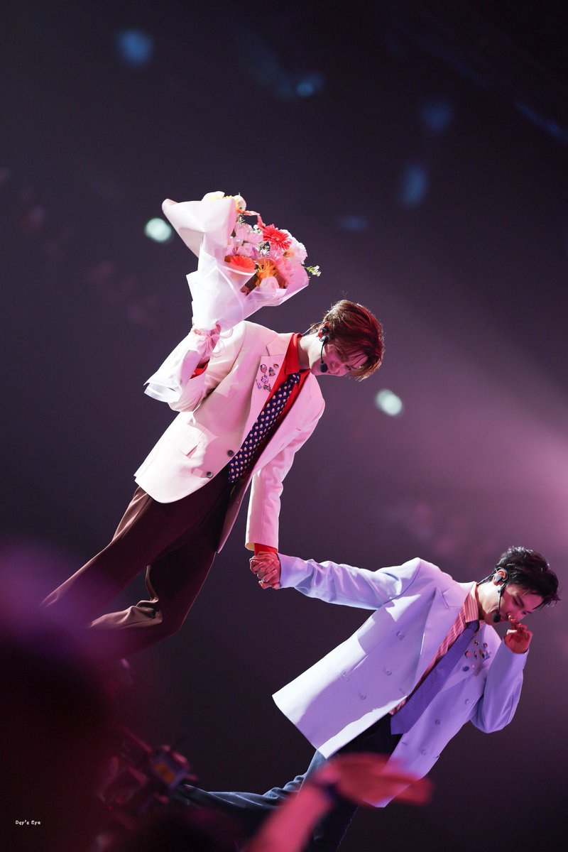 JuMarkMoMarshal's tweet photo. One of my fav moment from the concert had to be Markji bragging about the massive flower bouquet that Junior gave him to Mies while holding his husband’s hand tightly☝🏻🥰

— #JuniorMark #junniorrs #markjrtn https://t.co/htTLXmZSb5