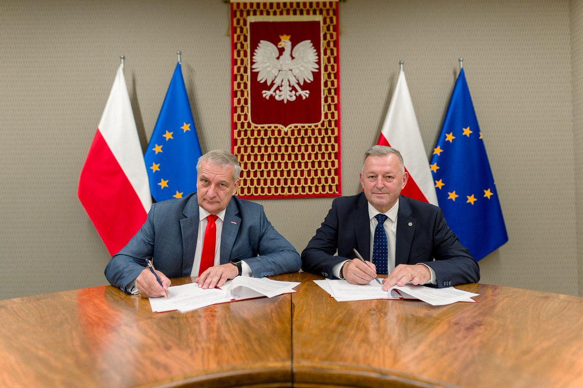 MSWiA_GOV_PL's tweet photo. Ponad 60 mln zł przeznaczyło w tym roku MSWiA na dofinansowanie wozów ratowniczo-gaśniczych dla Ochotniczych Straży Pożarnych! 🚒💰

Efekt? Wiceminister @Szczepanski2019 podpisał właśnie kolejne porozumienia z WFOŚiGW w Warszawie, Gdańsku i Poznaniu. Zasilenie kwotą blisko 4 mln zł pozwoli na dofinansowanie zakupu 22 nowych samochodów dla jednostek OSP z województw mazowieckiego, pomorskiego i wielkopolskiego.

To kontynuacja konsekwentnego wsparcia – majowe porozumienie z @NFOSiGW dało już 232 wozy w całej Polsce, a w najbliższym tygodniu dołączą następne Wojewódzkie Fundusze.

Inwestycja w Druhny i Druhów OSP to lepsze przygotowanie do reagowania na pożary, powodzie czy wichury, większe bezpieczeństwo mieszkańców oraz skuteczniejsza ochrona środowiska. 

Dziękujemy Prezesom WFOŚiGW za sprawną realizację tego przedsięwzięcia! 🌲🚒