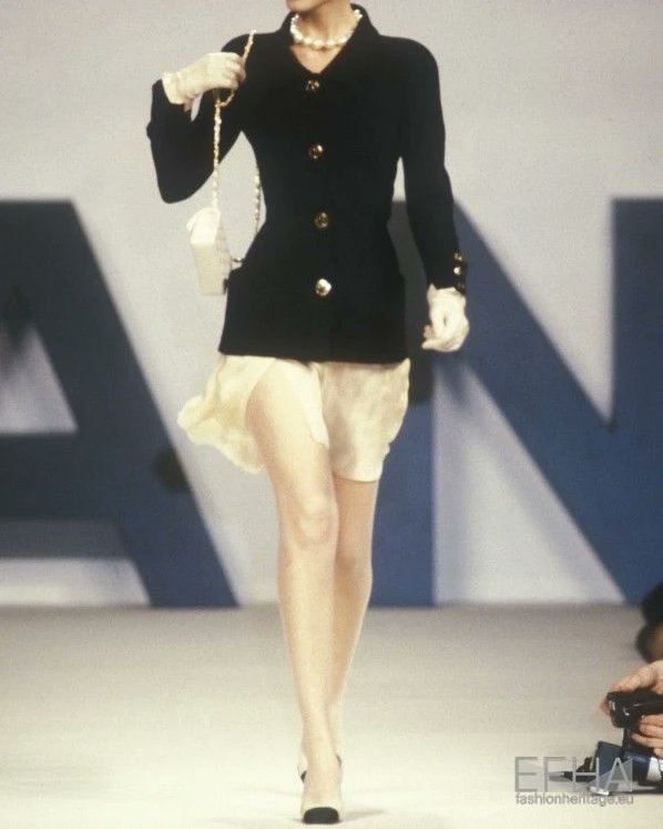 _ArchiveFashion's tweet photo. Claudia Schiffer - Chanel haute couture spring/summer 1990 https://t.co/9qxNq5b3D8