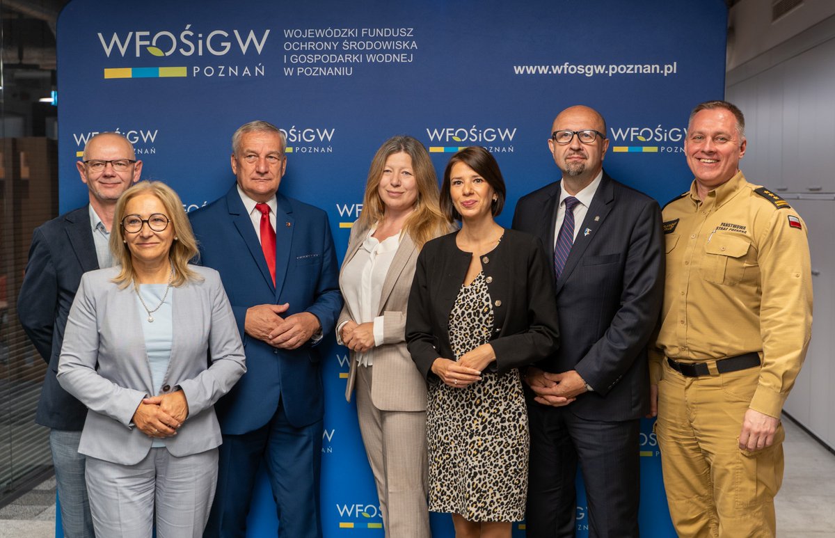 MSWiA_GOV_PL's tweet photo. Ponad 60 mln zł przeznaczyło w tym roku MSWiA na dofinansowanie wozów ratowniczo-gaśniczych dla Ochotniczych Straży Pożarnych! 🚒💰

Efekt? Wiceminister @Szczepanski2019 podpisał właśnie kolejne porozumienia z WFOŚiGW w Warszawie, Gdańsku i Poznaniu. Zasilenie kwotą blisko 4 mln zł pozwoli na dofinansowanie zakupu 22 nowych samochodów dla jednostek OSP z województw mazowieckiego, pomorskiego i wielkopolskiego.

To kontynuacja konsekwentnego wsparcia – majowe porozumienie z @NFOSiGW dało już 232 wozy w całej Polsce, a w najbliższym tygodniu dołączą następne Wojewódzkie Fundusze.

Inwestycja w Druhny i Druhów OSP to lepsze przygotowanie do reagowania na pożary, powodzie czy wichury, większe bezpieczeństwo mieszkańców oraz skuteczniejsza ochrona środowiska. 

Dziękujemy Prezesom WFOŚiGW za sprawną realizację tego przedsięwzięcia! 🌲🚒