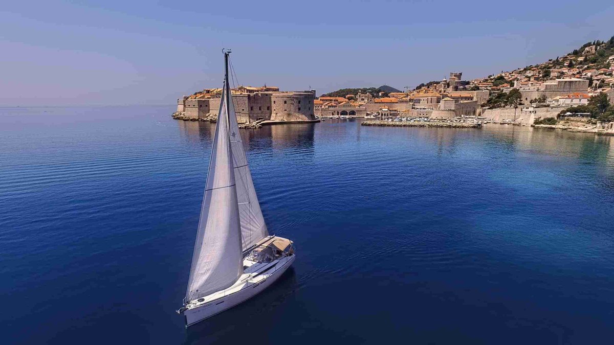 SailoBoats's tweet photo. Escape to the sparkling Adriatic with a private boat rental in Dubrovnik 🇭🇷 — where history meets crystal‑clear waters ⛵️ 🌊☀️ ⚓️. Book now and make Dubrovnik your next unforgettable sea adventure: https://t.co/KgPv3th4DE

#Sailo #SailoCroatia #DubrovnikBoatRentals https://t.co/pulm2xvzJ0