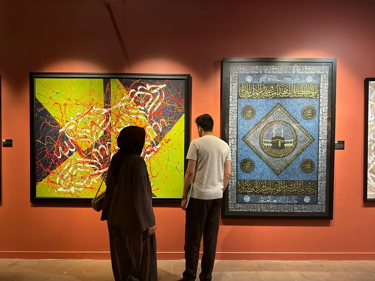 aakultursanat's tweet photo. 📿 Koleksiyoner Mehmet Çebi'nin çağdaş hat, hilye ve tespihlerden oluşan "Sessiz Zarafet" sergisi açıldı

🖌️ Sergide, farrklı kuşak ve üsluplardan 16 sanatçının celi sülüs, nesih, kufi, makıli, celi divani, ta'lik ve gubari gibi yazı türleriyle hazırladığı eserleri yer alıyor https://t.co/qzABjraKHk

📍 Tophane-i Amire Kültür ve Sanat Merkezi
🗓️ 29 Ağustos'a kadar görülebilecek