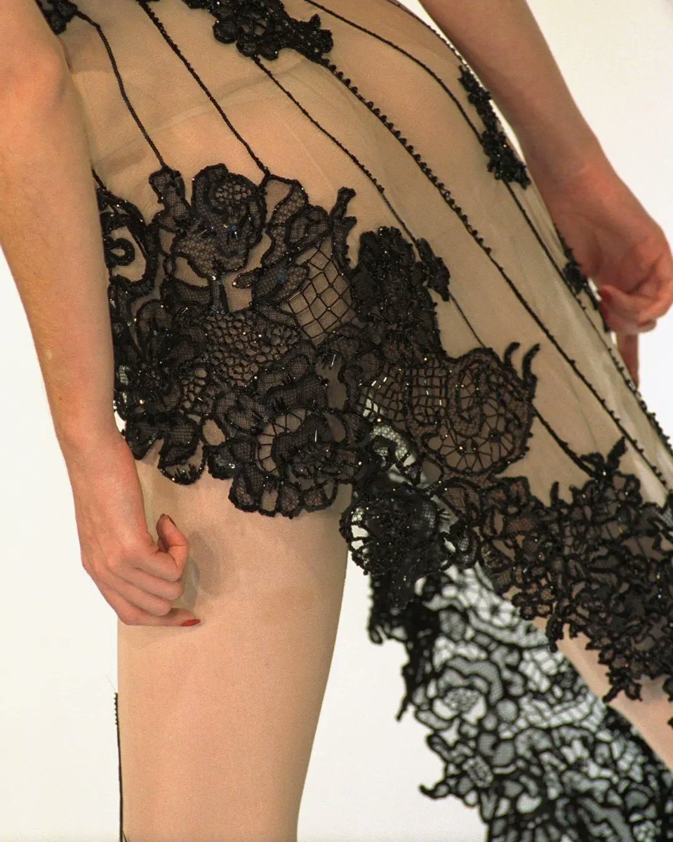 _ArchiveFashion's tweet photo. Thierry Mugler spring/summer 1999 haute couture https://t.co/n5WwLD0f9p