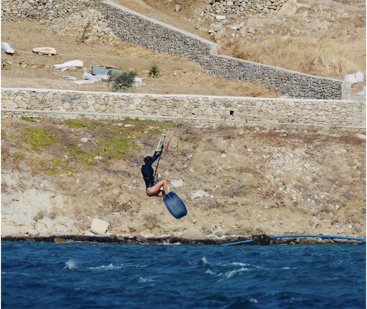 arwen710503's tweet photo. New post Ig Hele #mikonos #kite 💙🏄♀️🪂
Cavallina acquatica splendida 💞💖
#helevier
https://t.co/IYit5GFBw7 https://t.co/dmUcukSc6R