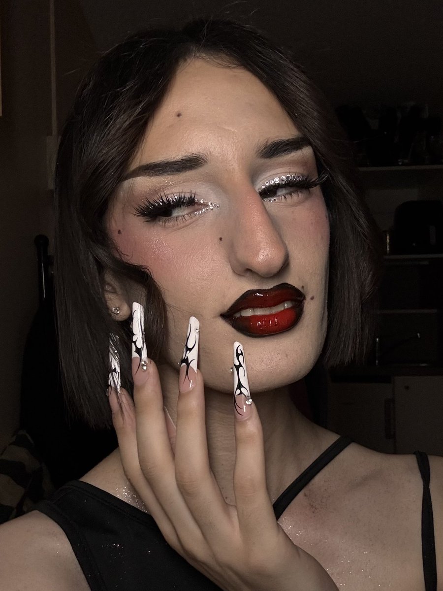 bamboo_camelleo's tweet photo. #redlips #redlipstickππβ€οΈ #makeup #glam #glamour https://t.co/4XdEU1d8YA