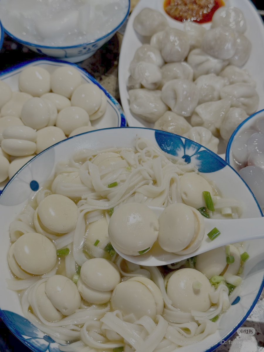 thaibornchinese's tweet photo. ขอยืมแตกประเด็นค่ะ ตอนเด็กๆนึกว่าลูกรอกเป็นอาหารไทยเพราะเห็นในอาหารกึ่งวังมาตลอด แต่ก็แปลกใจที่เห็นใส่ในร้านก๋วยเตี๋ยวก๋วยจั๊บเหมือนกัน เลยคิดว่าหรือรับอิทธิพลจีนมาปะ🤔 ใครรับใคร

จนเอะใจถามอาม่า อาม่าบอกจีน เลยไปค้นมาว่ามีอาหารชื่อ 蛋菇 แปลตรงตัวคือเห็ดไข่(ทรงเหมือนเห็ด) เป็นของกินท้องถิ่นฮกเกี้ยน ทำแบบเดียวกับลูกรอกเป๊ะๆ กินกันเป็นล่ำเป็นสันทั้งเมือง

บางคนก็เรียก 蛋菇 ว่า 蛋肠 ที่แปลว่าไว้กรอกไข่ตรงๆเลยก็มีค่ะ ถ้าปราณีตจะต้องออกมาพองเป็นเห็ด ให้สวยต้องไส้ไก่หรือไส้หมูขูดสะอาดไม่ไส้เทียม ส่วนไข่ใส่ได้ทั้งไก่และเป็ดแต่ไก่จะสวยกว่า