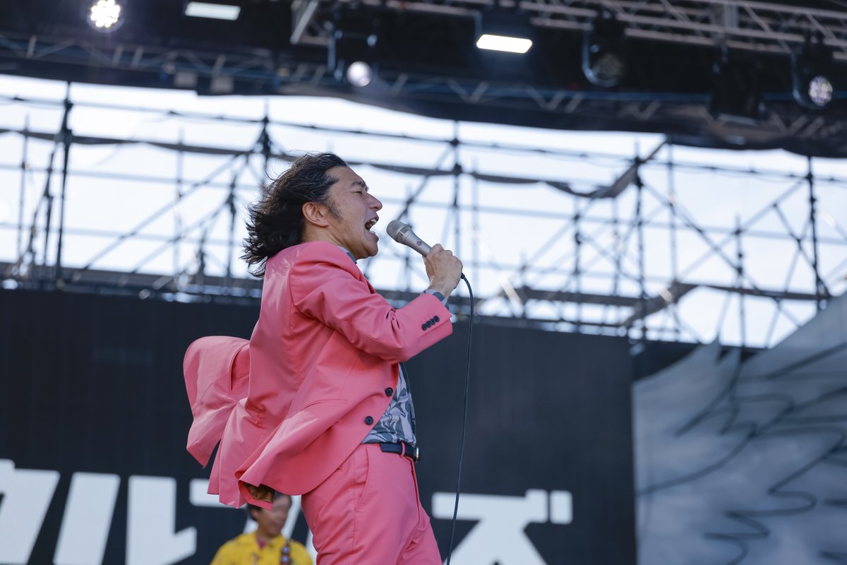 luckyfm_fes's tweet photo. 【SetList + Live Photos】ウルフルズ
LuckyFes'26
WING STAGE 8/10(月)  14:05～
▶︎https://t.co/Bl1W8A1nh6

【SetList】
1. SUN SUN SUN' 95
2. おっさんのダンスが変だっていいじゃないか！
3. バンザイ~好きでよかった〜
4. 笑えれば
5. バカサバイバー
6. ガッツだぜ!!

@ulfuls_official 
#ウルフルズ