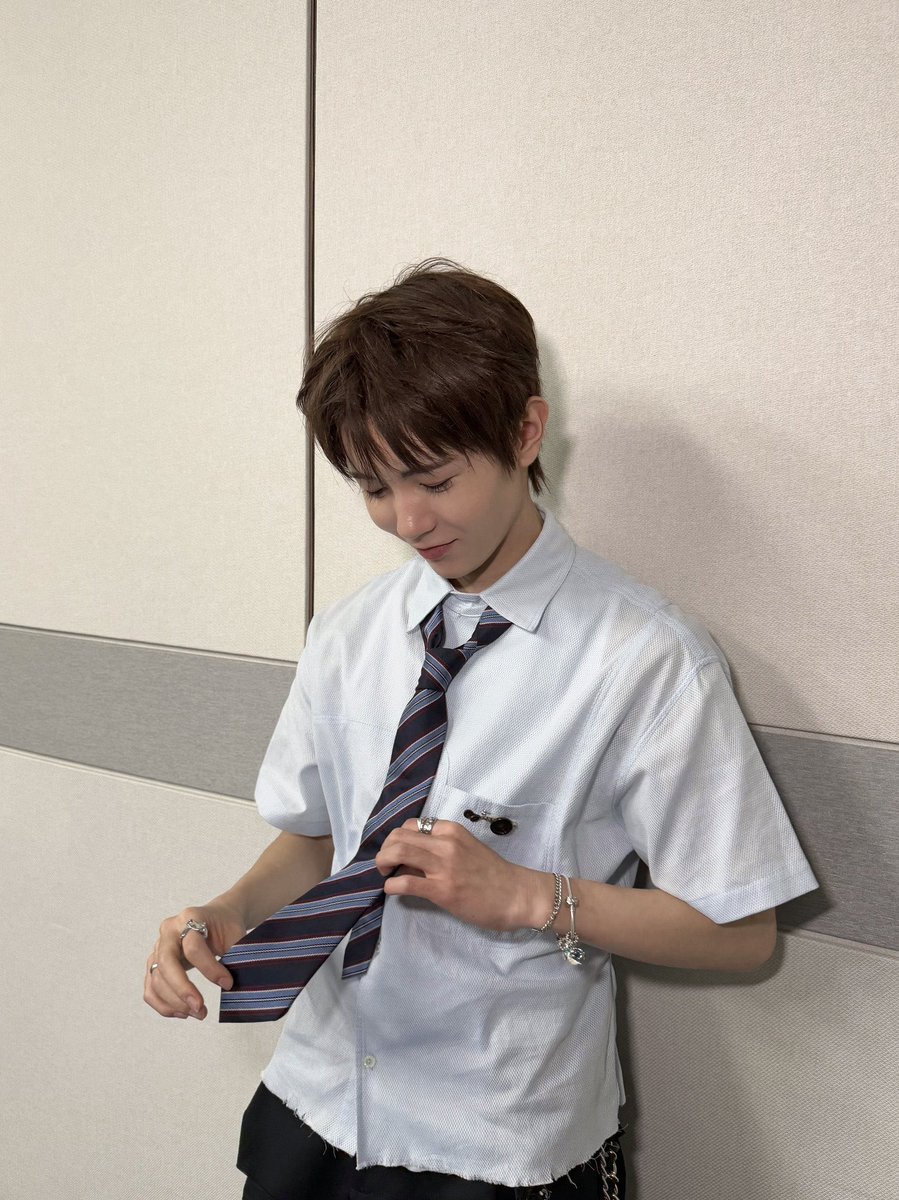 bambisync's tweet photo. sak: “do i look good?”
yul: “yes..” *get shy* https://t.co/0yiGF8w029