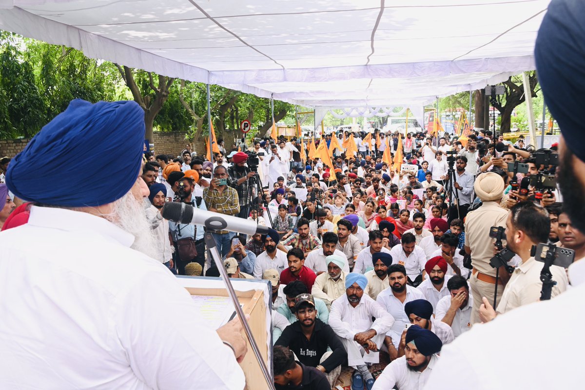 officeofssbadal's tweet photo. ਅੱਜ ਬਠਿੰਡਾ ਵਿਖੇ ਨੌਜਵਾਨ ਬੱਚਿਆਂ ਵੱਲੋਂ ਲਗਾਏ ‘ ਭਵਿੱਖ ਬਚਾਓ ਮੋਰਚੇ ‘ ਵਿੱਚ ਸ਼ਮੂਲੀਅਤ ਕਰਕੇ ਸਮਰਥਨ ਦਿੱਤਾ । ਵਿਦਿਆਰਥੀਆਂ ਵੱਲੋਂ ਪੰਜਾਬ ਵਿੱਚ 10 ਤੋਂ ਵੱਧ ਪੇਪਰ ਲੀਕ ਮਾਮਲੇ ਵਿੱਚ ਪੰਜਾਬ ਦੇ ਮੰਤਰੀਆਂ ਦੇ ਅਸਤੀਫ਼ੇ ਦੀ ਮੰਗ ਕੀਤੀ ਜਾ ਰਹੀ ਹੈ , ਸ਼੍ਰੋਮਣੀ ਅਕਾਲੀ ਦਲ ਇਸ ਮੰਗ ਦੀ ਪੂਰਨ ਹਮਾਇਤ ਕਰਦਾ ਹੈ ਤੇ ਮੰਤਰੀਆਂ ਦੇ ਤੁਰੰਤ ਅਸਤੀਫੇ ਦੀ ਮੰਗ ਕਰਦਾ ਹੈ । ਆਪ ਸਰਕਾਰ ਨੇ ਪੇਪਰ ਲੀਕ ਕਾਰਨ ਪੰਜਾਬ ਦੇ 10 ਲੱਖ ਤੋਂ ਵੱਧ ਬੱਚਿਆਂ ਦਾ ਭਵਿੱਖ ਖਰਾਬ ਕੀਤਾ ਹੈ । 
ਸ਼੍ਰੋਮਣੀ ਅਕਾਲੀ ਦਲ ਦੀ ਸਰਕਾਰ ਆਉਣ ‘ਤੇ ਅਸੀਂ ਆਪ ਸਰਕਾਰ ਦੇ ਕਾਰਜਕਾਲ ‘ਚ ਹੋਈ ਸਾਰੀ ਭਰਤੀ ਦੀ ਨਿਰਪੱਖ ਜਾਂਚ ਕਰਾਵਾਂਗੇ ਤੇ ਦੋਸ਼ੀਆਂ ਨੂੰ ਸਖ਼ਤ ਸਜਾਵਾਂ ਵੀ ਦੇਵਾਂਗੇ । ਇਸ ਮੋਰਚੇ ਦੇ ਪ੍ਰਬੰਧਕਾਂ ਦਾ ਬਹੁਤ ਬਹੁਤ ਧੰਨਵਾਦ ਜਿੰਨ੍ਹਾਂ ਨੇ ਨੌਜਵਾਨਾਂ ਦੀ ਆਵਾਜ਼ ਬੁਲੰਦ ਕਰਨ ਲਈ ਉਪਰਾਲਾ ਕੀਤਾ ।
#BhavikhBachaoMorch #AAPexamScam