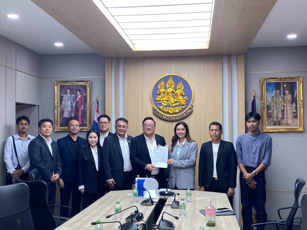jamornvivat's tweet photo. ช่วงสายวันนี้ ผมและทีมกระทรวงแรงงานได้เปิดห้องประชุมเพื่อพูดคุยหารือกับคุณเซีย จำปาทอง และคุณพนิดา มงคลสวัสดิ์ สส. จากพรรคประชาชน ซึ่งติดต่อเข้ามาสะท้อนปัญหาและข้อห่วงใยของพี่น้องผู้ใช้แรงงานครับ

โดยมีการพูดคุยกันใน 4 ประเด็น ประกอบด้วย กรณีเงินชดเชยของกลุ่มพนักงาน บริษัท โรโต โมล์ดิ้ง จำกัด ซึ่งเรื่องนี้อยู่ในกระบวนการตามขั้นตอนของกรมสวัสดิการและคุ้มครองแรงงานแล้ว ทั้งนี้ ผมได้กำชับให้เร่งดำเนินการในเชิงรุกเพื่อบรรเทาความเดือดร้อนของลูกจ้างให้เร็วที่สุด

กรณีค่าจ้างค้างชำระของคนงานพาวเวอร์ไลน์ จำนวน 544 ราย ใน 46 ไซต์งานก่อสร้างทั่วประเทศ เรื่องนี้ทางกรมสวัสดิการและคุ้มครองแรงงานได้รับเรื่องไว้เรียบร้อยแล้วและกำลังเร่งตรวจสอบข้อมูลในพื้นที่ไซต์งานทั้ง 46 แห่งทั่วประเทศ เพื่อติดตามเงินค่าจ้างที่ค้างชำระให้แก่พี่น้องแรงงานอย่างเต็มที่

กรณีการจัดเก็บเงินกองทุนสงเคราะห์ลูกจ้าง เรื่องนี้ผมได้ยืนยันกับทางท่าน สส. ไปอีกครั้งว่าการจัดเก็บเงินกองทุนสงเคราะห์ลูกจ้างจะไม่มีการเลื่อนออกไปอย่างแน่นอน และจะเริ่มดำเนินการตามกำหนดการเดิมในวันที่ 1 ตุลาคม 2569 นี้ เพื่อเป็นหลักประกันความมั่นคงให้แก่แรงงาน

และกรณีการปรับอัตราค่าจ้างขั้นต่ำ เรื่องนี้ ผมตระหนักถึงความสำคัญของค่าครองชีพและคุณภาพชีวิตของพี่น้องประชาชน โดยเราได้รับฟังข้อเสนอแนะเพื่อนำไปพิจารณาข้อมูลอย่างรอบด้านร่วมกับกลไกไตรภาคีต่อไปครับ

สำหรับผม การแก้ไขปัญหาความเดือดร้อนของพี่น้องแรงงานอยู่เหนือเรื่องสังกัดพรรคหรือสีเสื้อทางการเมือง กระทรวงแรงงานพร้อมประสานงานและทำงานร่วมกับตัวแทนประชาชนทุกคนเพื่อผลประโยชน์สูงสุดของพี่น้องผู้ใช้แรงงานครับ

#จุลพันธ์อมรวิวัฒน์ #รัฐมนตรีว่าการกระทรวงแรงงาน #แก้ปัญหาพี่น้องแรงงาน #กรมสวัสดิการและคุ้มครองแรงงาน #หัวหน้าพรรคเพื่อไทย
