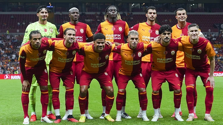 sadece_parcali's tweet photo. 4 Sene üst üste şampiyon olan Galatasaray hazırlık maçlarıda maç kazanamıyorsa, ligin başlamasına 4 gün kala hala transfer yoksa demek ki bir şeyler yanlış...

Galatasaray'a Ugochukwu gibi bir oyuncuyu yakıştırıp alan kişilere de anlam veremiyorum.

Taraftar transfer bekliyor, tarftarı geçtim takım transfer istiyor.

Oyuncu konusunda açtı��ımız fark kapanıyor, rakipler kaliteli oyuncular alıyor.

TRANSFER TRANSFER TRANSFER
#DursunÖzbekTransferlerNerede