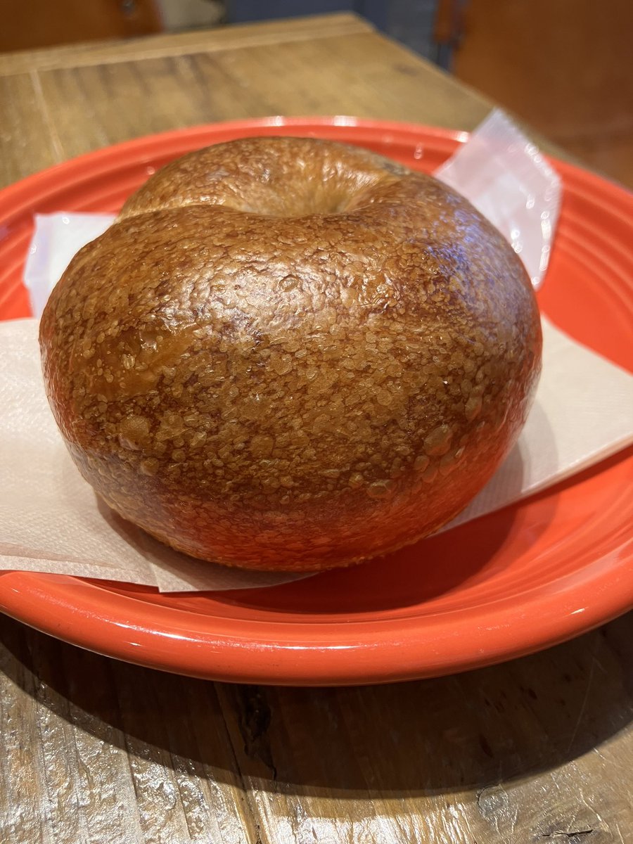 himi_shimo's tweet photo. 7/25 下北沢のBAGEL CAFE 88さんで、イチジクとくるみのベーグルをいただきました🥯✨

国産小麦100％のムギュもち食感。
イチジクのやさしい甘みと、くるみの香ばしい風味！

大きめで、これ1つでまんぷくになる😊
アイスコーヒーと一緒に、ゆったり時間を過ごせました。

下北沢駅から徒歩5分くらいの、明るいお店。

イートインもテイクアウトもOKです。

📍BAGEL CAFE 88
世田谷区北沢2-27-12 林ビル1F
🕒10:00〜18:00（月曜定休）

みなさんは好きなベーグルの具材ありますか？
#下北沢 #下北沢カフェ #ベーグル #BAGELCAFE88 #下北沢グルメ