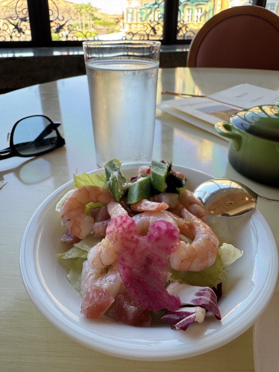 tonsukedam's tweet photo. 2日間ともサローネに行くとベッラヴィスタ・ラウンジも利用可能との事なので行ってきました♪✨
ベッラヴィスタ朝食のサラダに隠れミッキー🐭
#ミラコスタ
#ディズニーシー25周年
#サローネ・デッラミーコ
#ベッラヴィスタ・ラウンジ https://t.co/axCPqGFzTD