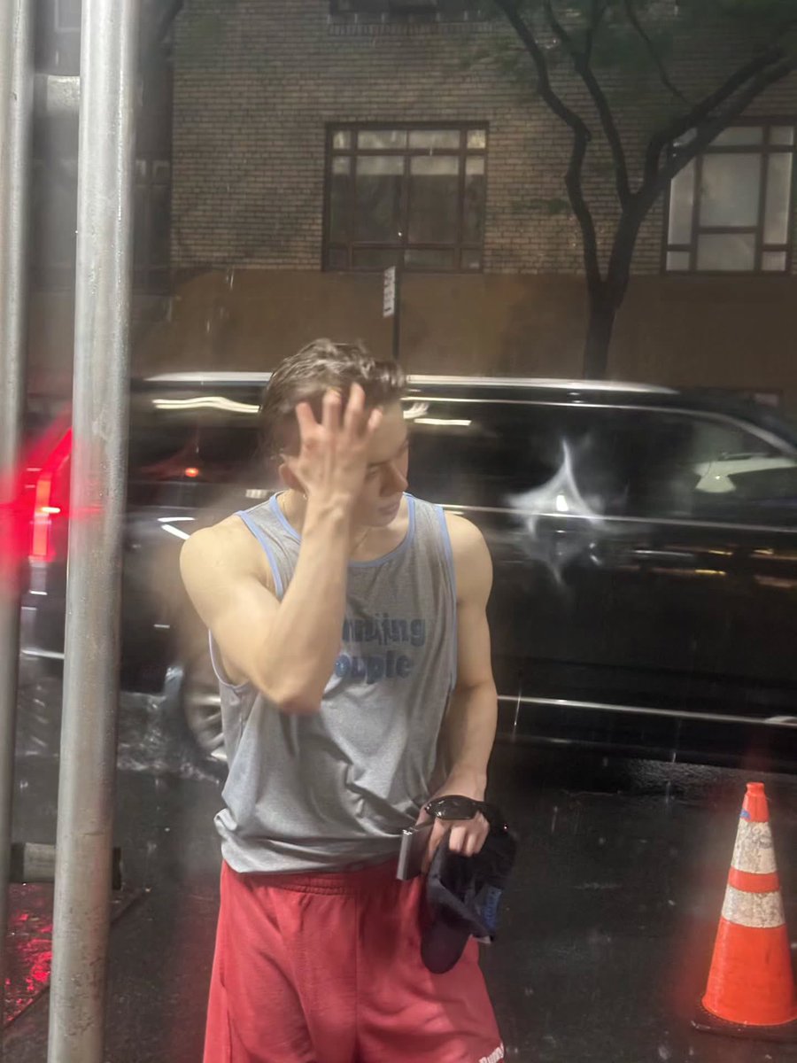 translatingTXT's tweet photo. [260810] #yeonjun (@.yawnzzn) instagram 

“rainy day in new york” https://t.co/Kz1SZH0VNY
