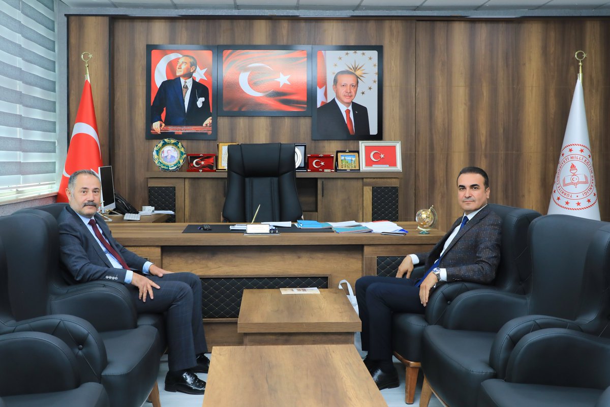 Bitlis_Mem's tweet photo. 📌 ZİYARETLER

🔹 Bitlis Vakıflar Bölge Müdürü Sayın Osman Ayan, İl Millî Eğitim Müdürümüz Tayfun Özyolcu’yu makamında ziyaret ederek hayırlı olsun dileklerini iletti.

Nazik ziyareti dolayısıyla kendilerine teşekkür ederiz.

#BitlisMem
#BitlisEğitimdeDaimaİleriye
#TürkiyeYüzyılıMaarifModeli

@tcmeb
@BitlisVakiflar
@TayfunOzyolcu