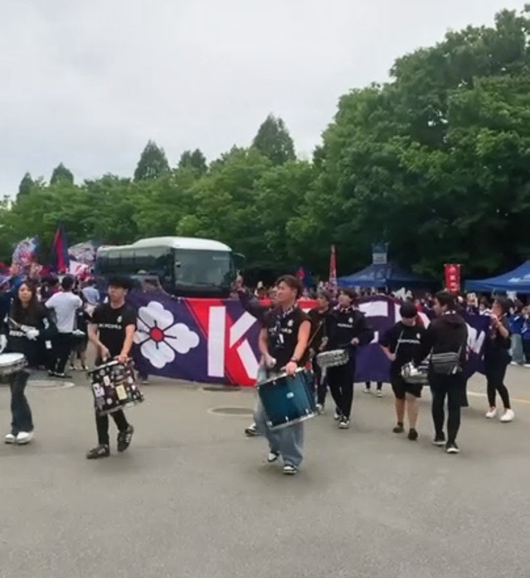 HINCHADA_KOFU's tweet photo. ホーム開幕まであと５日

📢１万人バス待ち大作戦🥁

8/15（土）vs宮崎  19時〜
バス待ちを行います。

■時間   開門後すぐ
■場所  バス入場ゲート
※席を確保したらすぐに集まって下さい

開幕戦勝利のため１人でも多くの方の参加をよろしくお願いします。

#vfk
#拡散希望 https://t.co/DInaN5sE9F