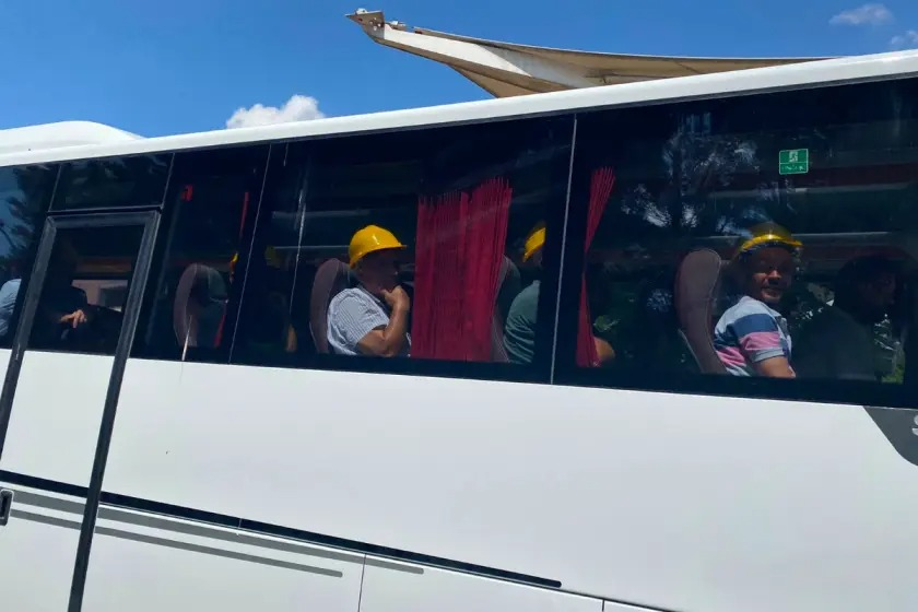 bagimsizmadenis's tweet photo. Yine geleceğiz Alparslan Bayraktar!

Yıldızlar SSS Holding tarafından gasp edilen ücret ve alacakları için bugün Enerji Bakanlığı önünde toplanan Eti Gümüş ve Doruk madencileri gözaltında!

Yıldızlar SSS Holding, yurdun dört bir yanındaki Nesko, Doruk, Yunus Emre Termik, Eti Gümüş, Yıldız Bakır, KMK Madencilik, Söğüt Seramik, OEDAŞ, Kay Süt işletmelerine işçileri, halkı, esnafı ve belediyeleri soymuş ve Enerji Bakanlığı başta olmak üzere tüm Bakanlıklar izin vermiştir. Sorumlu Enerji Bakanlığı'dır!

Madenciye ses ver!
#HoldingSoyuyorBakanBakıyor
#BayraktarSorumlusun