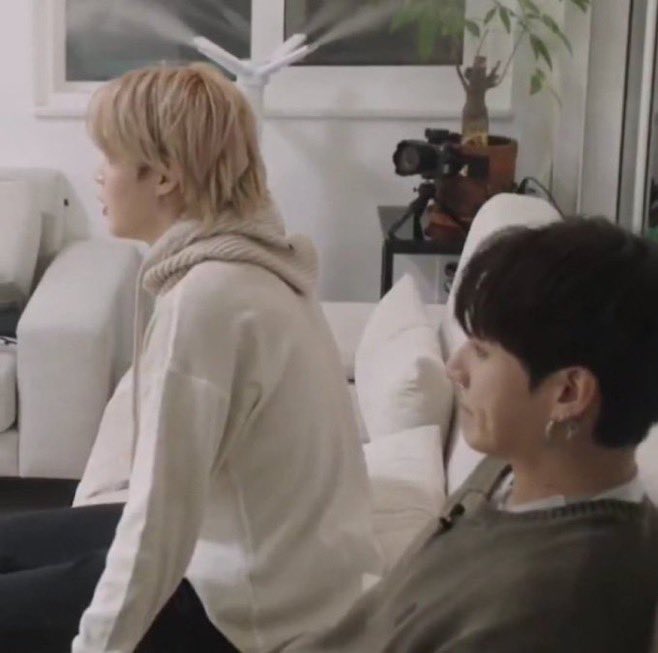 koomiversc's tweet photo. one of my favorite genre of jikook pictures are the ones where they look like parents https://t.co/BbcDrJZyCL