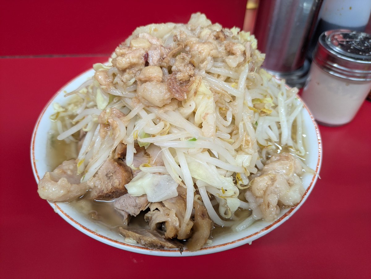 passo_1stEd's tweet photo. ラーメン二郎大宮公園駅前店
大ぶたラーメン
店主は不在

グルが効いたしょっぱ旨スープで麺がすすむ
盆明けのいつものスープにも期待🫠
明日、どこにしようかな https://t.co/httnvvSczG