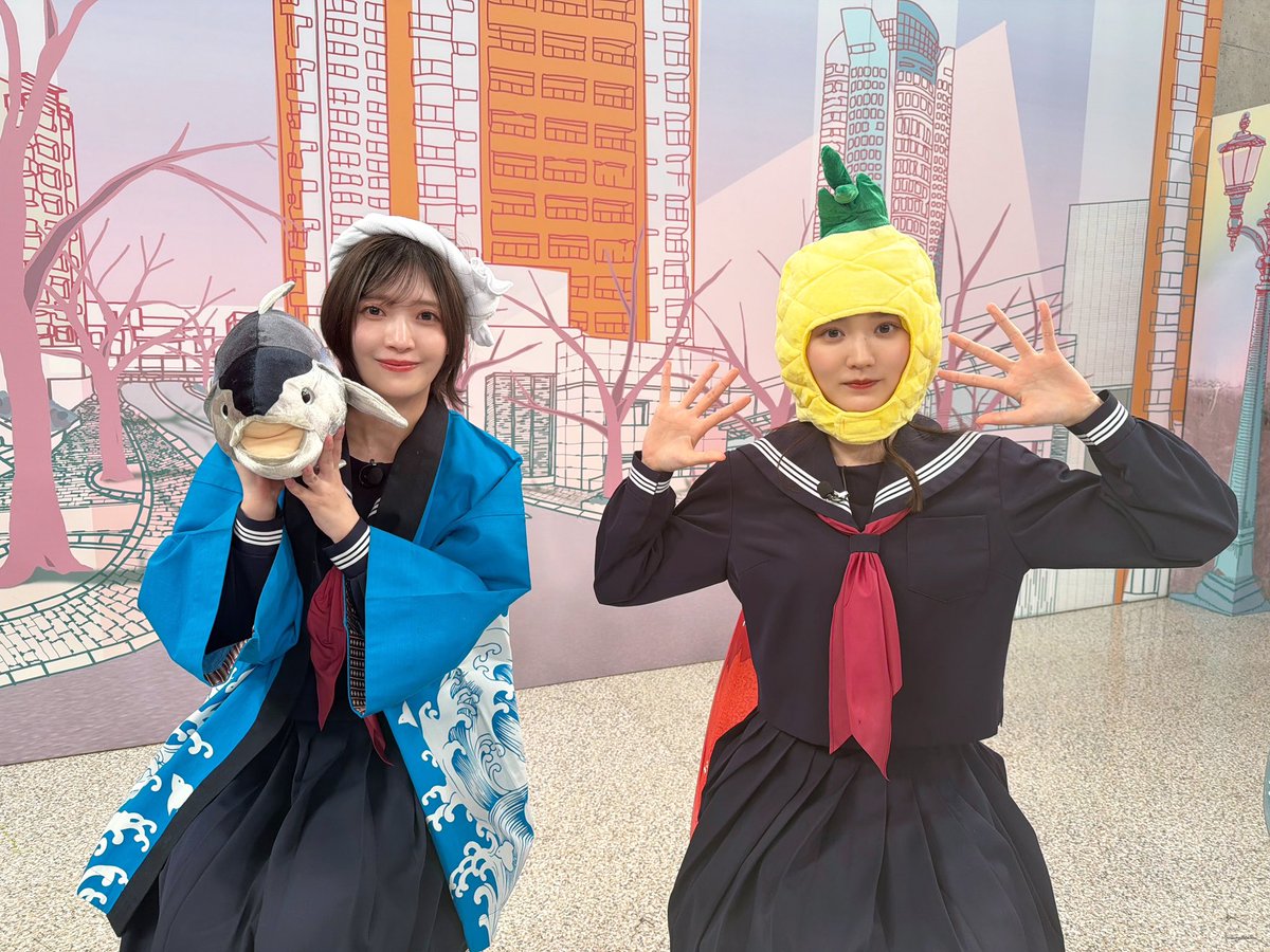 sakura__meets's tweet photo. ／
#サクラミーツ
#櫻坂46 meets コロコロチキチキペッパーズ メンバーの個性爆発💥キャラ濃すぎコント💪
＼
 
📸#大沼晶保＆ #増本綺良 🐟🍍💕
 
TVer
▷https://t.co/iWiR2lfSWF
ABEMA
▷https://t.co/QDmrrJHxTE
 
9/10サクラミーツフェス🎫
ご参加お待ちしてます👩‍🎓🌸
▷https://t.co/htqzGLSfUM https://t.co/Rd10WpgfQB
